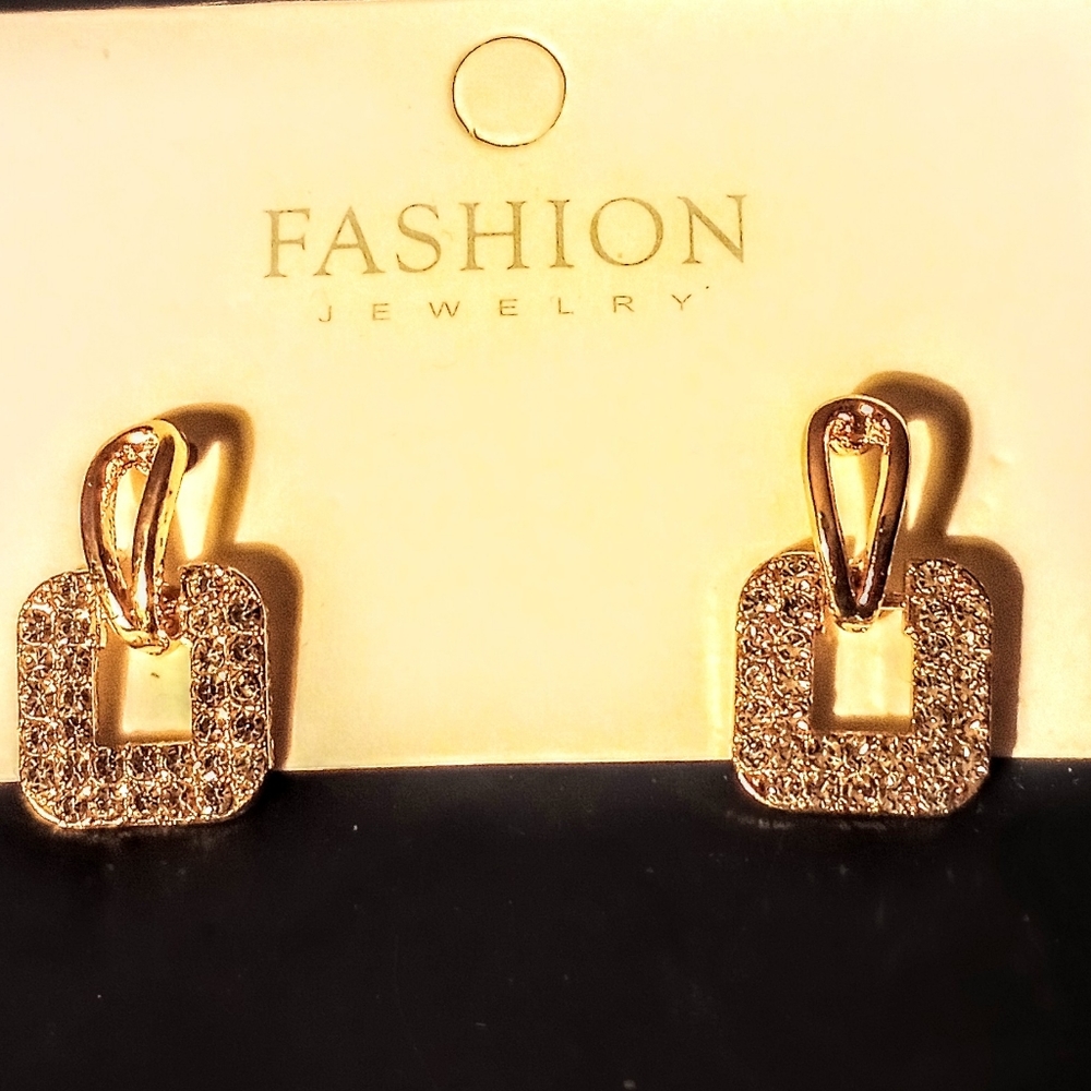 NEW GOLD SPARKLING FASHION EAR STUDS, 1" LONG, NEVER WORN